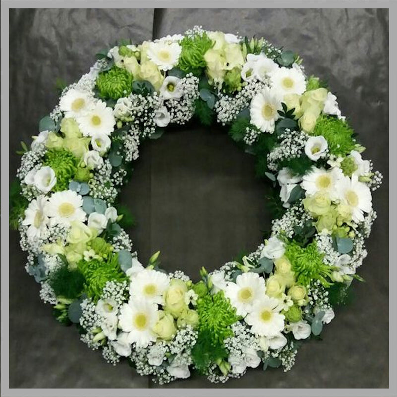 CLASSIC WHITE AND GREEN WREATH