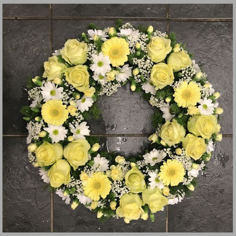 CLASSIC WHITE AND GREEN WREATH